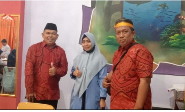 Kepala MIN 2 Gowa, ketua KKMI Gowa dan salah seorang guru MI Ummusshabri Kendari