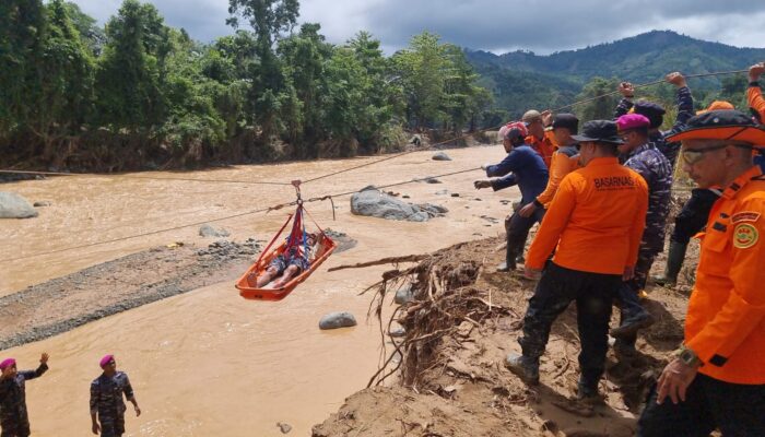 Delapan Warga Dusun Larewa yg Terisolir Telah di Evakuasi oleh Tim Sar Gabungan