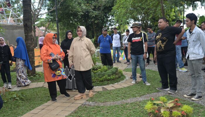 Indira Yusuf Ismail Bersama Walikota Makassar Tinjau Lokasi Lomba Kelurahan Terpadu di Manggala
