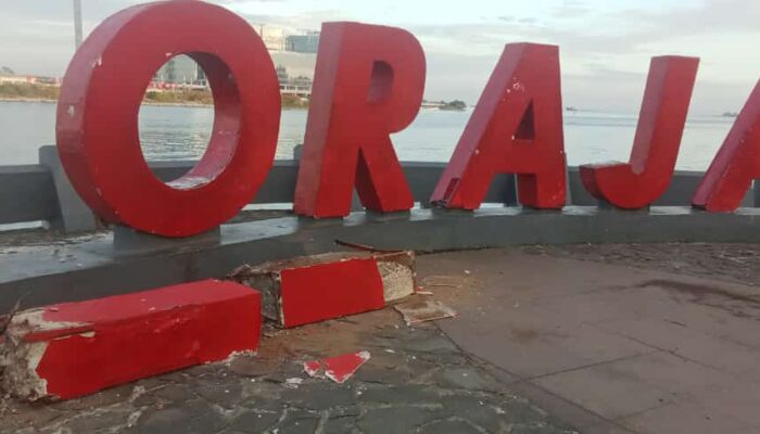 Seorang Remaja Tewas diduga Terjatuh Saat Memanjat Huruf T di Ikon Anjungan Toraja