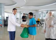 Pelindo Regional 4 Makassar Bagi Takjil Kepada Pengunjung dan Pemudik di Pelabuhan Makassar