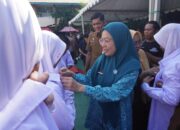 TP PKK Dukung Pemerataan Pendidikan, Melinda Aksa Dampingi Wali Kota Makassar Salurkan Seragam Sekolah Gratis